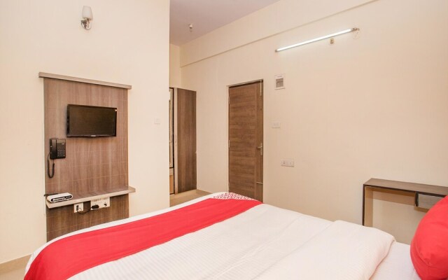 OYO 15711 Athiti Residency