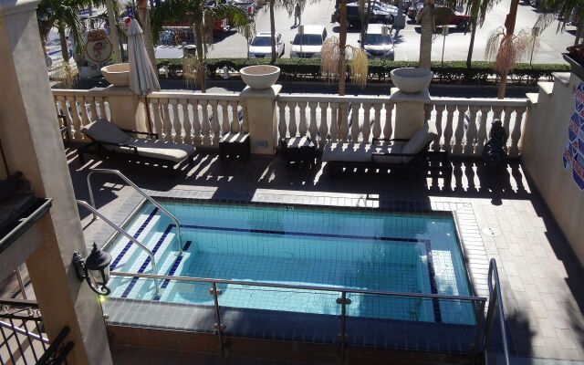 Balboa Inn, On the Beach