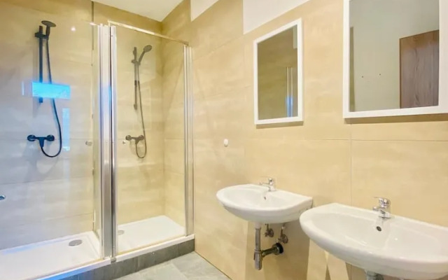 Spacious 4BR for 15 & 15 Min to Danube