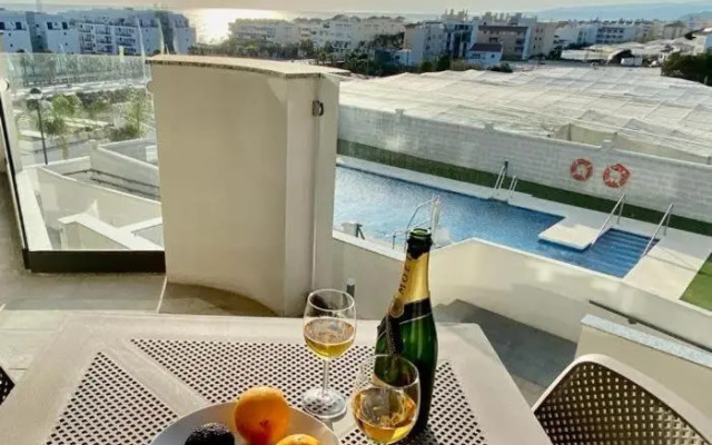 Nuevo y Moderno apartamento con piscina