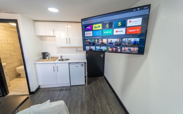 46 North Road Studios Near QE and UOB