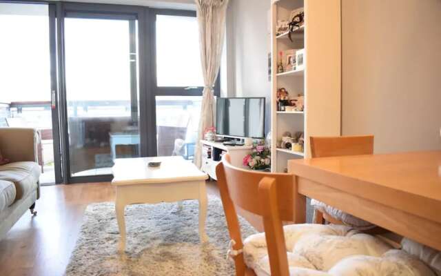 Stylish 1 Bedroom Apartment With Balcony