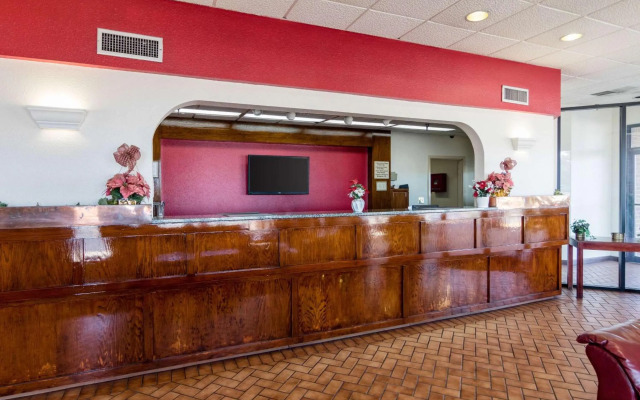 Econo Lodge Inn & Suites Conference Center