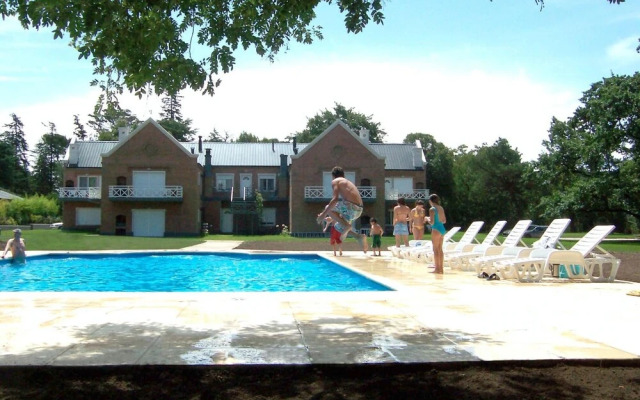Los Robles Apart Hotel