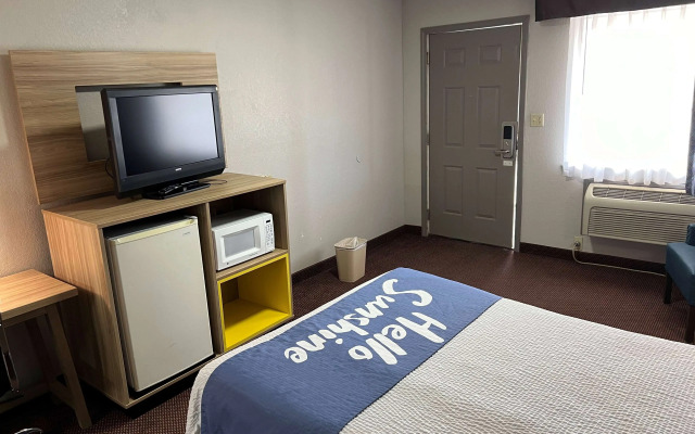 Days Inn by Wyndham Pratt