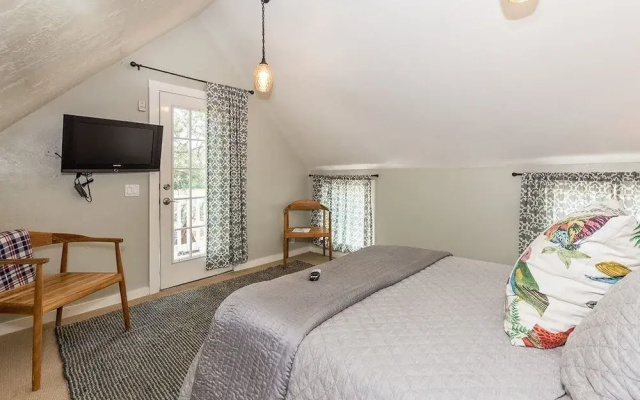 Fischer 3 Bedroom Farmhouse by RedAwning