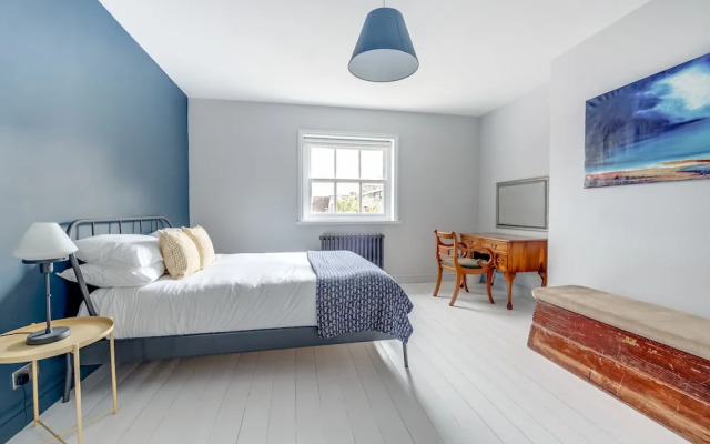 Spectacular 4BR Townhouse in Georgian Quarter, free parking