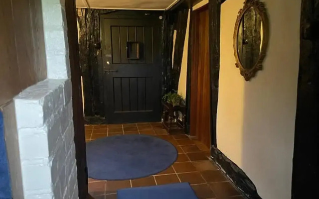 Cottage-fireplace-garden-petsok-3br-parking