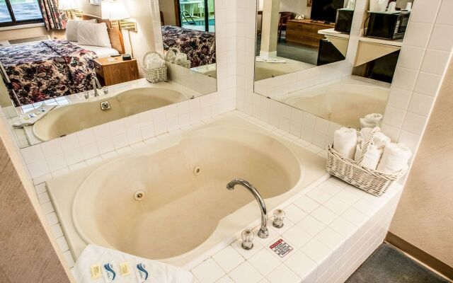 Econo Lodge Inn & Suites Oconto