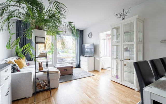 Modern 2BR Apt with Sauna & Free Parking