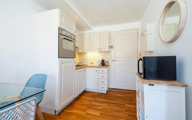 Massena Street - 1 Bdr Duplex with AC & Parking