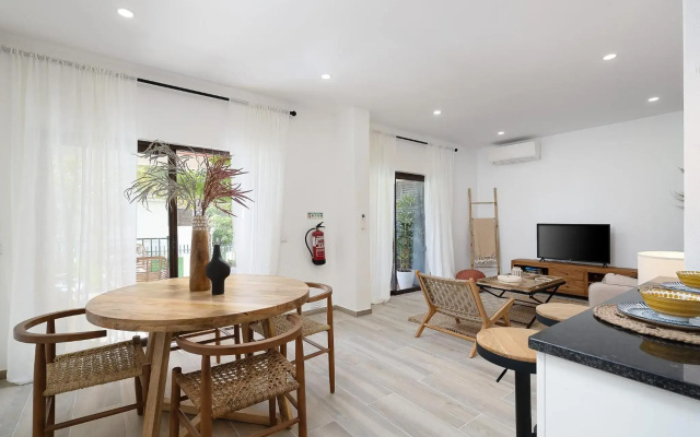 Amazing Beach House with Balcony (Free WI-FI)