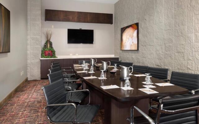 DoubleTree by Hilton Hotel Lawrence