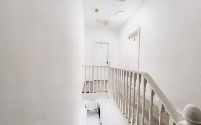 Modern Room in Centrally Located- Room 4