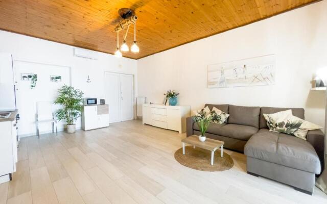 Athena Sea front Apartment, Parking & Pool