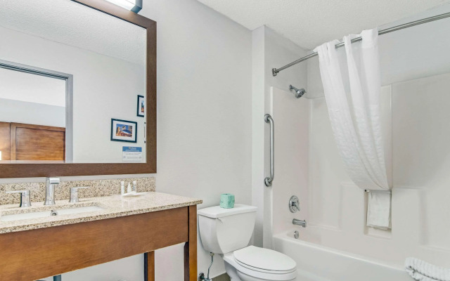 Comfort Suites near I-80 and I-94