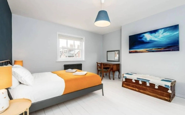 Spectacular 4BR Townhouse in Georgian Quarter, free parking