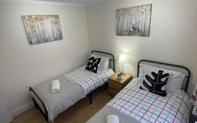 Spacious one Bedroom Apartment With Free Parking