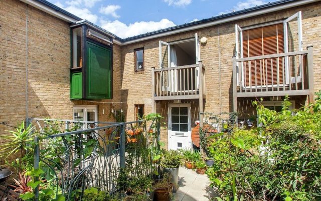 Quirky 2BR flat with terrace, near Shoreditch!