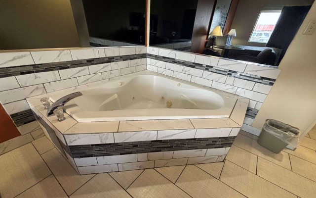 Super 8 by Wyndham Pontoon Beach IL/St. Louis MO Area