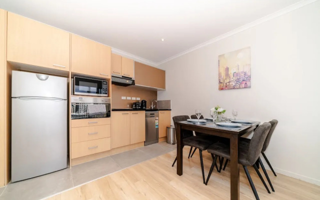 Warm & Cosy Two-Bedroom Apartment in CBD
