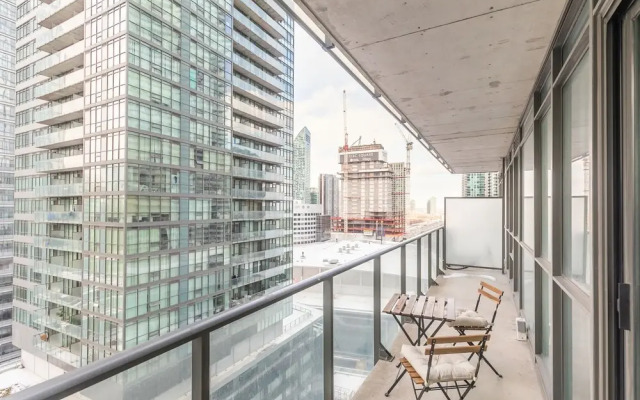 Sky View Suites - Maple Leaf Square
