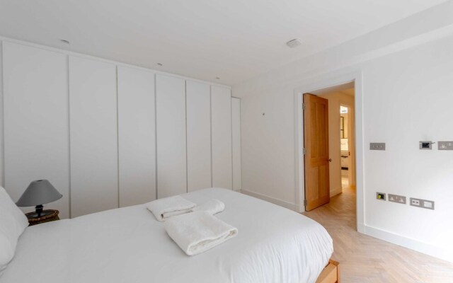 Sleek & Stylish 2BD Flat - Warren Street