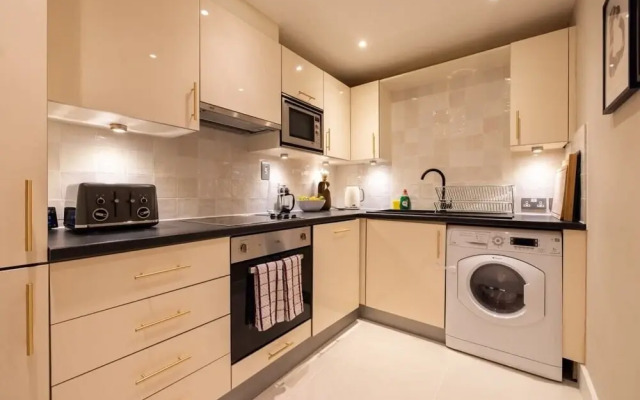 The Crystal Quarters - Modern & Bright 2BDR Apartment
