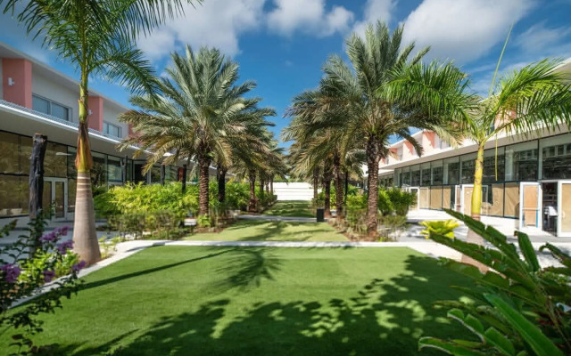 Spacious 1BR 1bth Apt w Rooftop Pool Near Beach