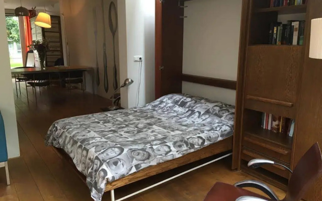 Studio Zaagmolen, Superb stylish apartment, 65m2 with private garden, close to city centre