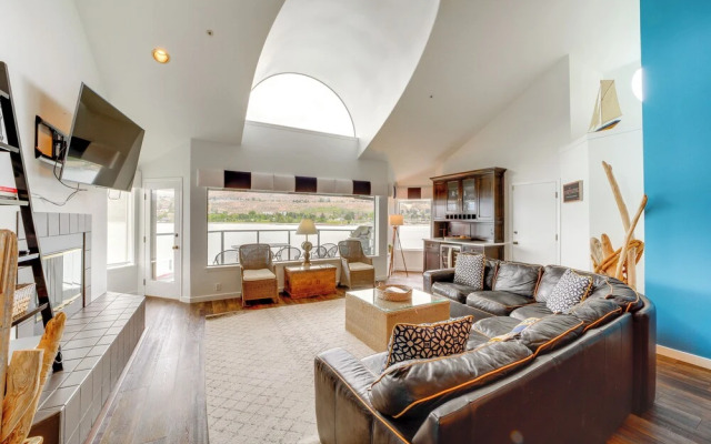 Beautiful Condo w/ Balcony on Lake Chelan!