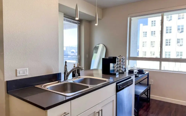 Modern Comfort W Pool GYM Parking 10 Min to Cedars