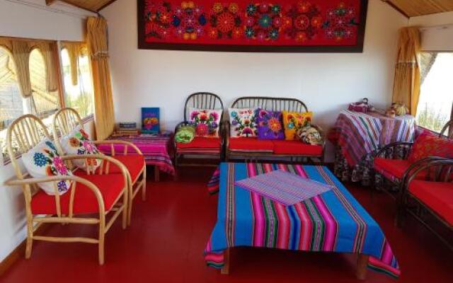 Uros Qhanita Lodge