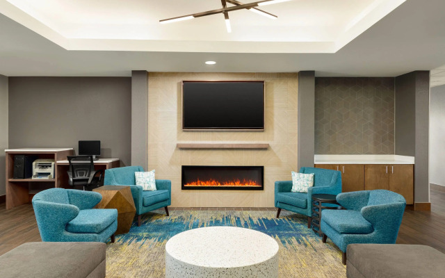 La Quinta Inn & Suites by Wyndham Shawnee