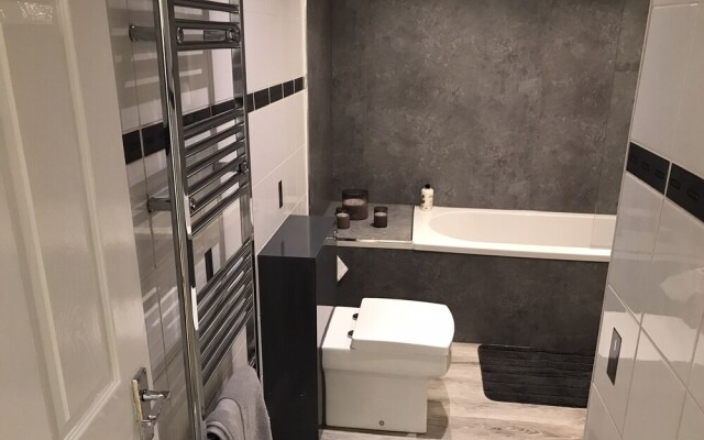 3-bed Apartment - Sleeps 6 - Parking, Wifi, Pets