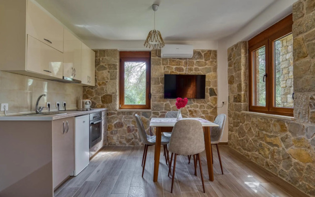 Stonehouse in Olives