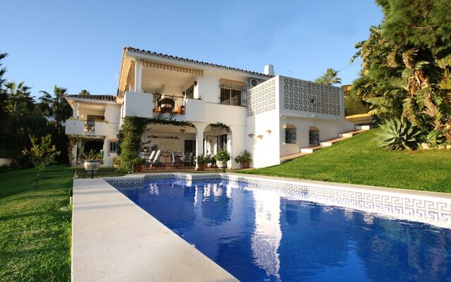 Apartment in Beautiful Villa With Communal Swimming Pool