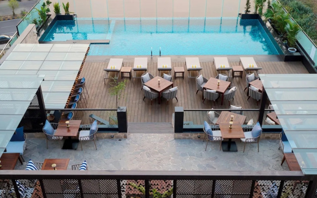 Iris Sarovar Portico