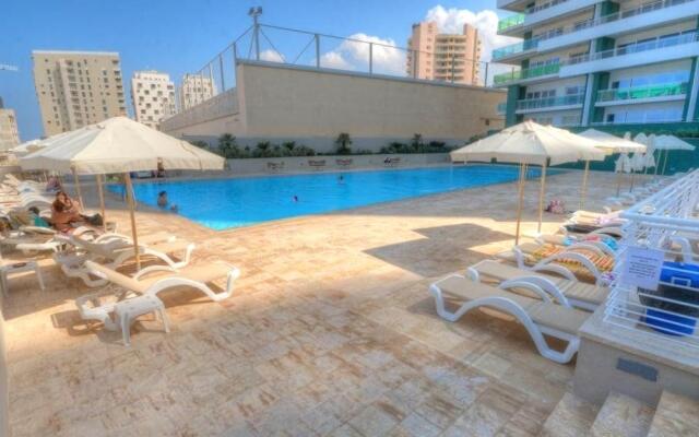 Stunning Seafront Lux Apt wt Pool, Upmarket Area