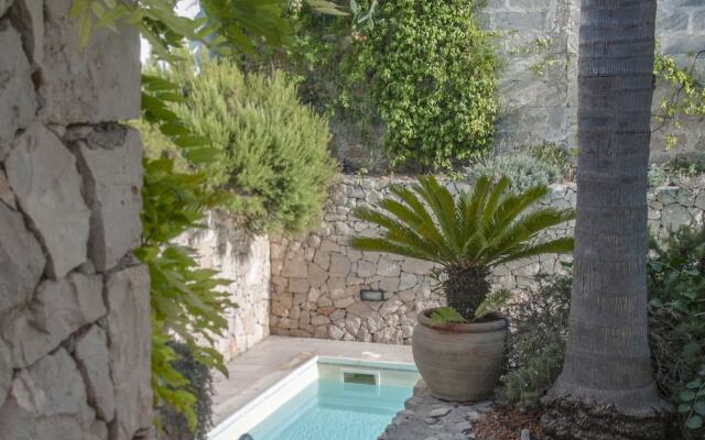 Apartment in Salento With Sea View & Pool