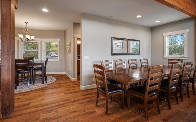 Spacious Five Peaks Home with Soaking Tub and BBQ by RedAwning