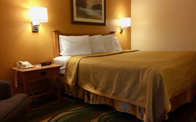 Travelodge by Wyndham Muskegon