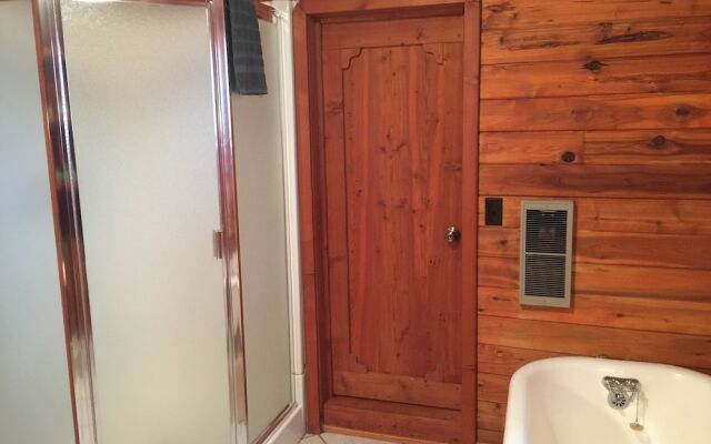 Whistling Swan Motel