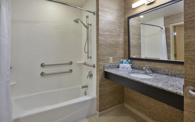 Holiday Inn Express & Suites Geneva Finger Lakes by IHG