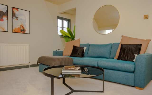 The Crescent Moon - Elegant 1BDR Flat