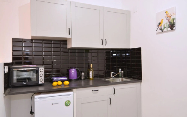 Metaxourgeio B A Minimal Apartment