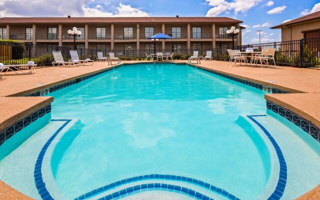 Red Roof Inn & Suites Sulphur Springs
