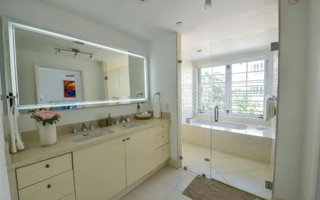 Carlyle Hotel Ocean Dr South Beach 2 Bedroom Luxury Apartment