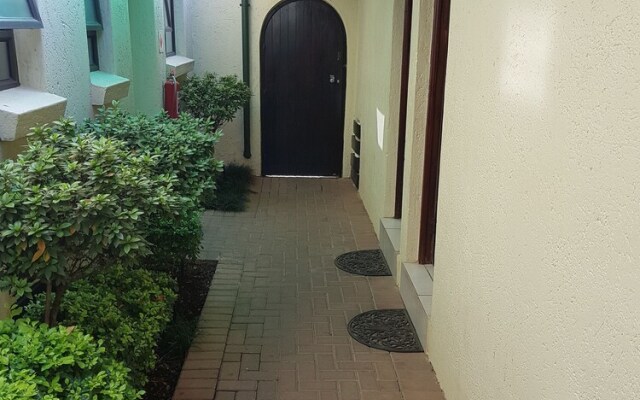360 Eastwoods Guesthouse