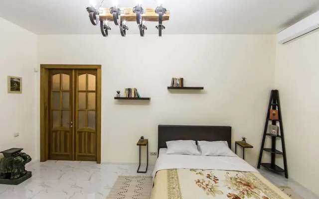 Antique Art Apartment at Khreschatyk
